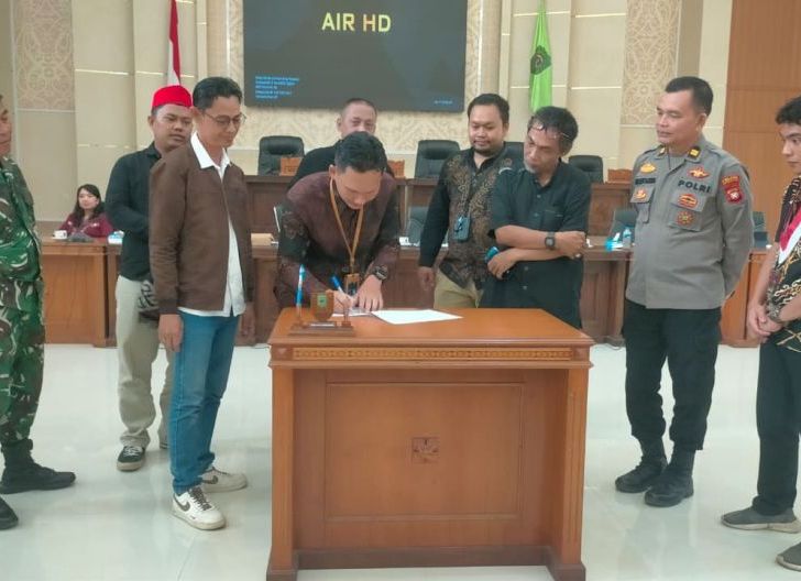 Photo of DPRD Singkawang dan AGMPS Dorong PLN Agar Pasokan Listrik Kembali Normal