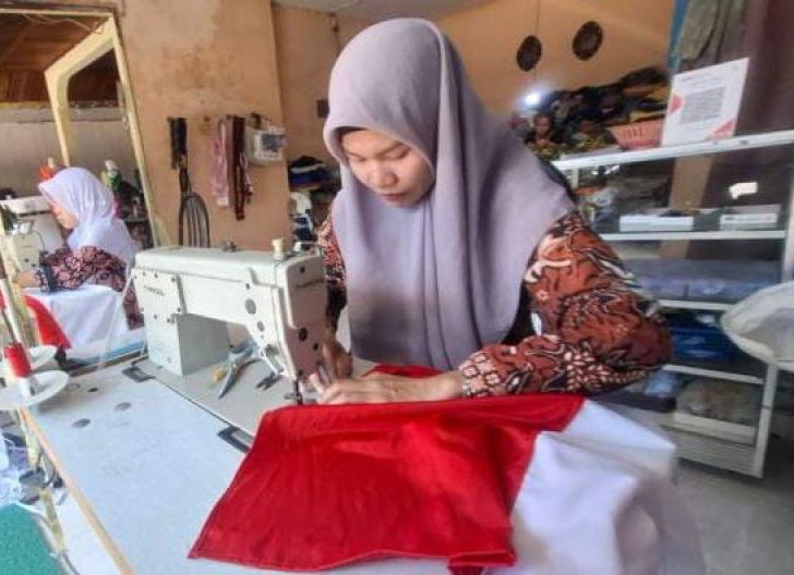 Photo of Ekspidisi Merah Putih Rumah JurnalisxMyPertamina, Sarah Bangga Jahit 1.000 Bendera untuk Perbatasan Indonesia
