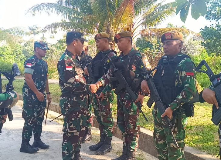 Photo of Sambangi Pos Perbatasan RI-Malaysia, Danrem 121/Abw Berikan Motivasi dan Apresiasi kepada Prajurit Satgas