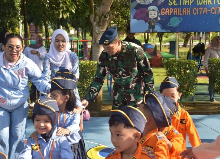Photo of Langkah Awal Mencetak Generasi Berkarakter, Danlanud Supadio Hadiri MPLS TK Angkasa
