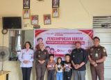 Photo of Cabjari Sanggau di Entikong Bagikan KIA untuk Perkuat Perlindungan Hak Anak di Wilayah Perbatasan