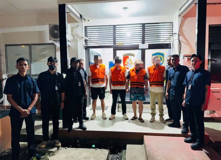 Photo of Imigrasi Singkawang Deportasi Empat WNA China