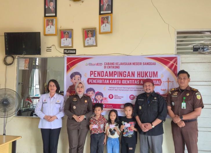 Photo of Cabjari Sanggau di Entikong Bagikan KIA untuk Perkuat Perlindungan Hak Anak di Wilayah Perbatasan