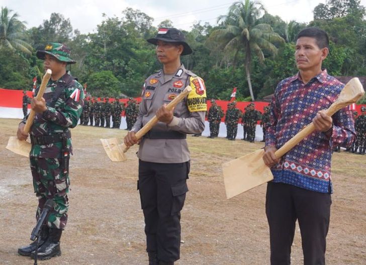 Photo of  TMMD Reguler Perbatasan ke-129 Kodim 1206/Putussibau Resmi Dibuka, Bangun Akses Jalan Ulak Pauk–Belatung