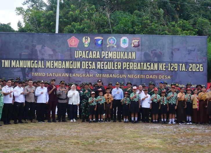 Photo of Kodim 1206/Putussibau Fokus Bangun Jalan Penghubung Desa Lewat TMMD Reguler Perbatasan ke-129