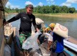 Photo of Gotong Royong Jadi Kekuatan, Satgas TMMD Distribusikan Material ke Desa Belatung 