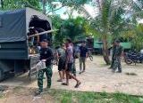 Photo of Satgas TMMD Bersatu Angkut Material Bangunan Demi Percepatan Pembangunan Desa 