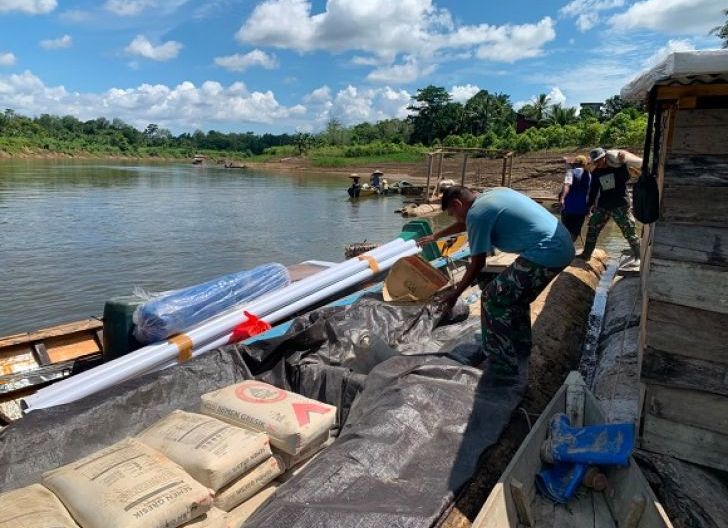Photo of Perahu Jadi Andalan, Satgas TMMD Kodim 1206/Putussibau Salurkan Material ke Lokasi Sasaran 