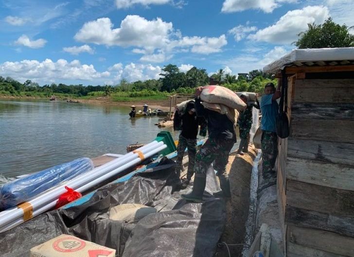 Photo of Satgas TMMD Kodim 1206/Putussibau Tunjukkan Solidaritas Saat Angkut Material Bangunan 