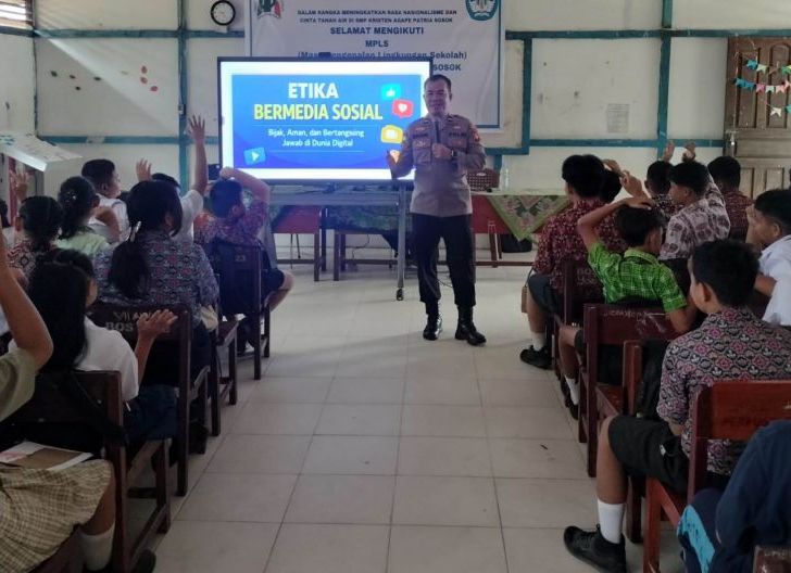 Photo of MPLS di SMPK Agape Sosok Diisi Edukasi Hukum, Polsek Tayan Hulu Bekali Pelajar Bahaya Narkoba dan Etika Bermedia Sosial