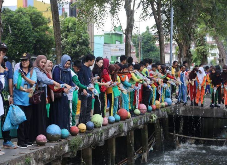 Photo of Kualitas Air Parit Bangkong Membaik hingga 50 Persen, Eco Enzyme Mulai Tunjukkan Hasil