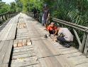 Gotong Royong Warga dan Polisi Perbaiki Jembatan Laur