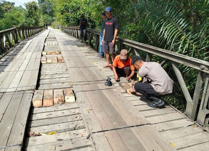 Photo of Gotong Royong Warga dan Polisi Perbaiki Jembatan Laur