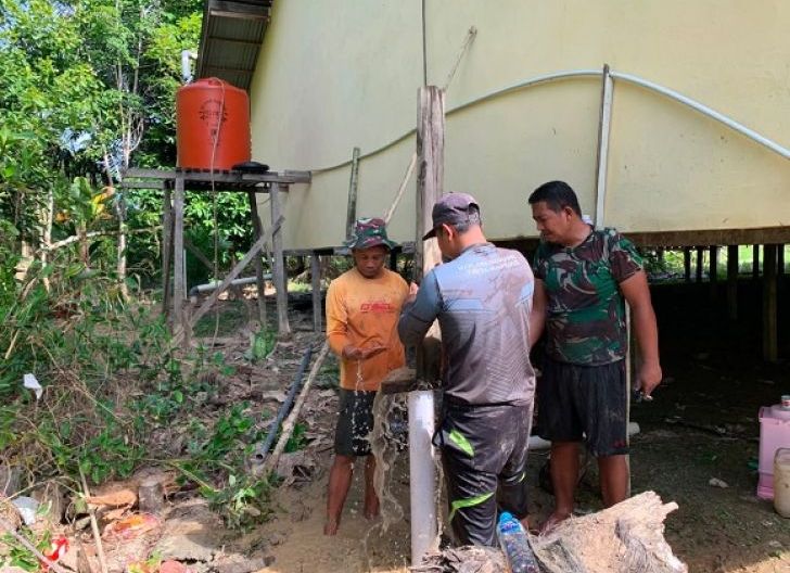 Photo of Setetes Harapan Menjadi Aliran Kehidupan, Sumur Bor TMMD Berhasil Mengeluarkan Air 