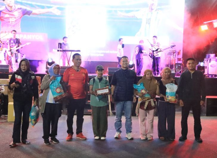 Photo of Dandim 1207/Pontianak Kolonel Inf robbi Firdaus, S.E., M.Si Hadiri Nonton Bareng Bola Gembira di Halaman Kantor Walikota Pontianak