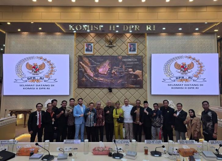 Photo of Kawal Aspirasi Warga Teluk Bayur, Bupati Ketapang Bawa Sengketa Lahan ke Komisi II DPR RI