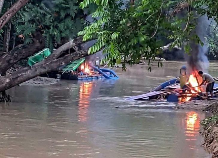 Photo of Viral Video Warga Bakar Lanting, Kapolsek Meliau: Pemicu Kemarahan Massa Karna Merusak Ekosistem Sungai
