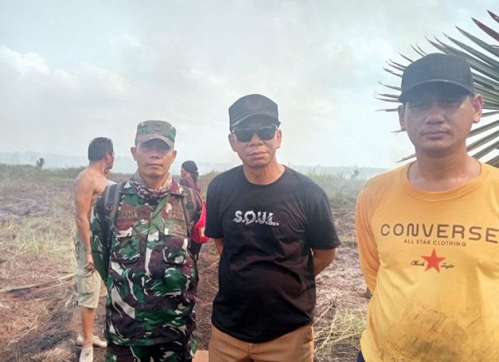 Photo of Camat Sungai Ambawang Tinjau Lokasi Karhutla di Teluk Bakung