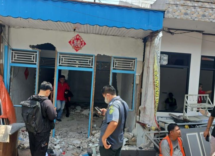 Photo of PN Singkawang Eksekusi Dua Rumah Warga di Lahan Eks Pengungsi Jalan KS Tubun