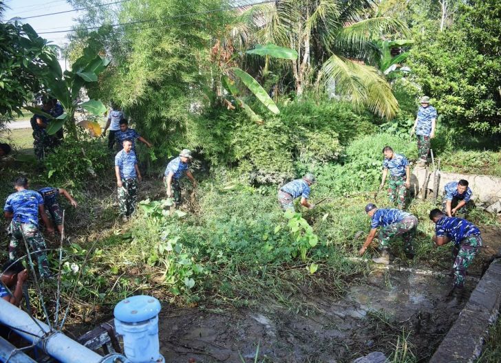 Photo of Cegah Banjir dan Perkuat Gotong Royong, Yonko 466 Kopasgat Bersama Warga Bersihkan Drainase di Kubu Raya