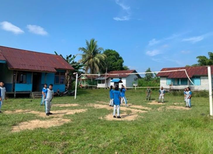 Photo of Belajar Voli Bersama Prajurit, Pelajar SMPN 4 Satap Antusias Ikuti Latihan