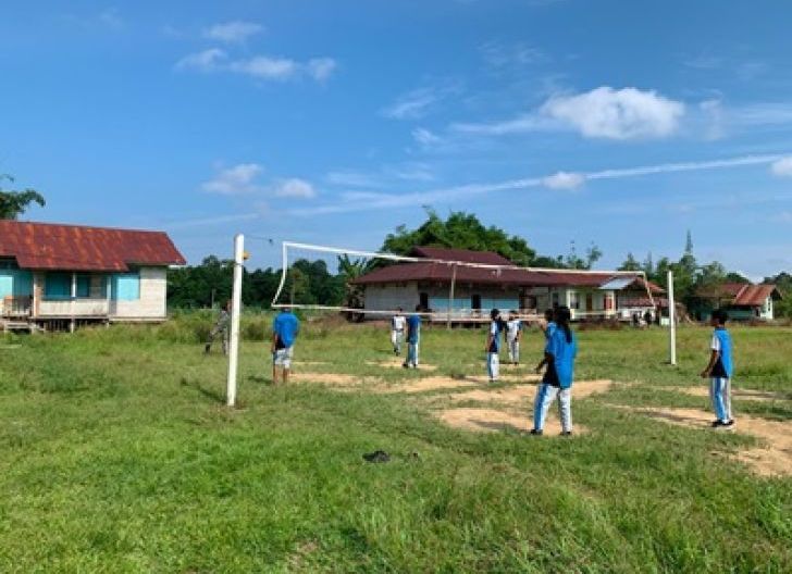 Photo of Prajurit Satgas TMMD Beri Motivasi Pelajar Melalui Latihan Bola Voli