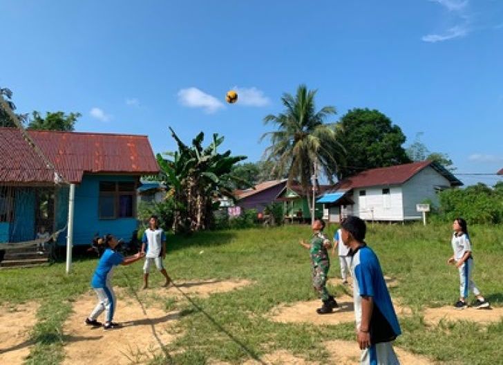 Photo of Semangat Kebersamaan Warnai Latihan Voli Satgas TMMD dan Pelajar