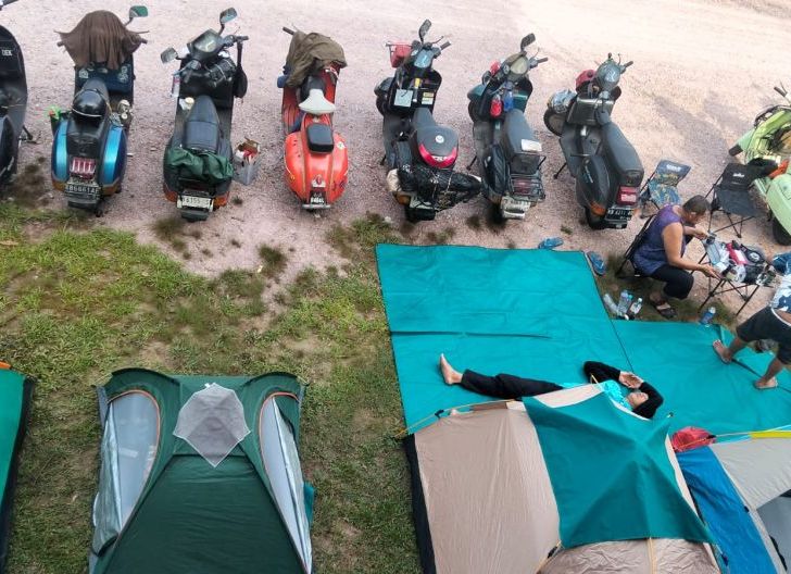 Photo of Baksos, Pelepasan Tukik, hingga Malam Keakraban Pererat Persaudaraan Lintas Negara, FRKP West Borneo Vespa Lovers Semarakkan Parade Scooter Borneo XXI di Temajok