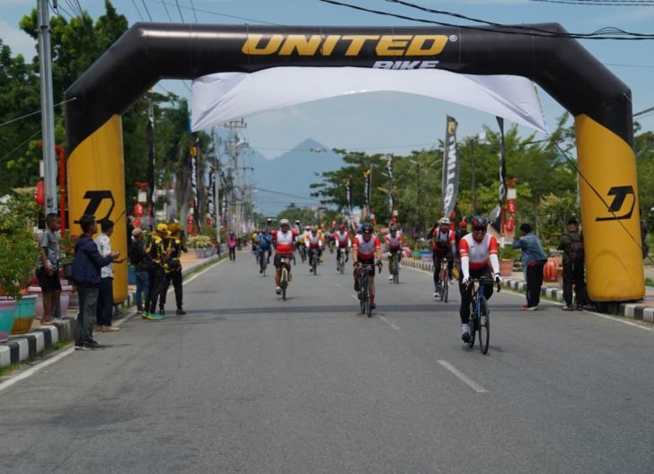 Photo of Tempuh Jarak 160 Kilometer, Danrem 121/Abw Ikuti Gowes Tour de Singkawang dalam Rangka HUT ke-68 Kodam XII/Tanjungpura