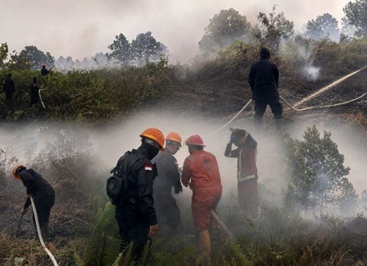 Photo of Cepat Padamkan Karhutla, Brimob Kalbar Bergerak Ajak Masyarakat Cegah Karhutla Sejak Dini