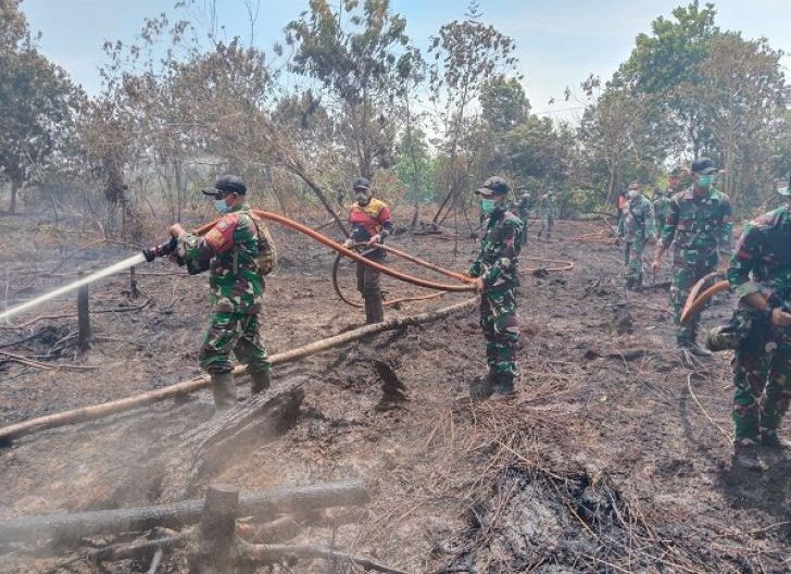 Photo of Mitigasi Karhutla, Kodim 1207/Pontianak Terjunkan Personel dan Armada Modifikasi ke Kubu Raya