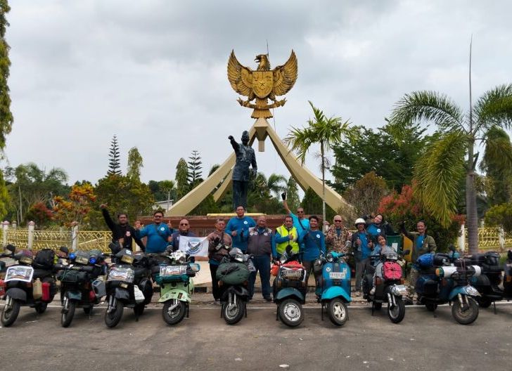 Photo of Tebarkan Semangat Kemanusiaan, Konservasi, dan Persaudaraan Lintas Negara, Bruder Steph: FRKP West Borneo Vespa Lovers Sukses Ikuti Parade Scooter Borneo XXI