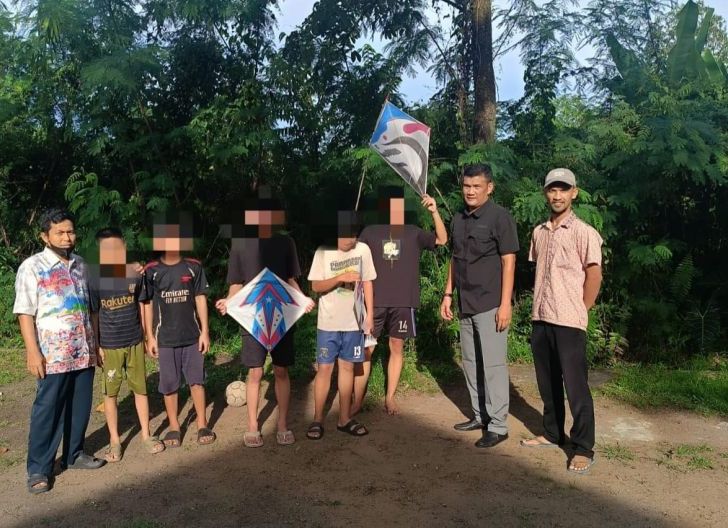 Photo of Penghobi Layang-Layang di Singkawang Diimbau Hindari Lokasi Berbahaya dan Benang Kawat Saat Bermain