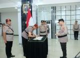 Photo of Berlangsung Khitmad, Kapolda Kalbar Pimpin Sertijab Pejabat Utama dan Kapolres Jajaran