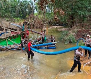 Polsek Meliau Tertibkan PETI di Sungai Boyan, Aktivitas Penambangan Ilegal Berhasil Dihentikan