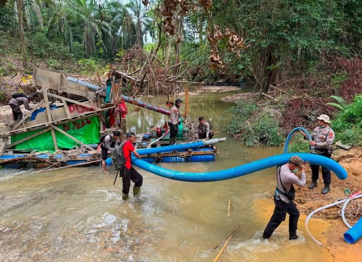 Photo of Polsek Meliau Tertibkan PETI di Sungai Boyan, Aktivitas Penambangan Ilegal Berhasil Dihentikan