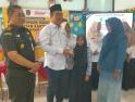 Kolaborasi Pemkot dan Kajari Singkawang, Serahkan KIA ke Siswa SDN 24