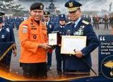 Photo of Kado Hari Bakti ke-79 TNI AU, Danlanud Supadio Terima Piagam Penghargaan Basarnas atas Dukungan Operasi SAR Helikopter PK-CFX