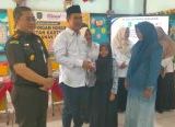 Photo of Kolaborasi Pemkot dan Kajari Singkawang, Serahkan KIA ke Siswa SDN 24