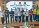 Photo of Kejaksaan Bersama BPN Singkawang Serahkan Sertifikat Rumah Ibadah dan Pemakaman