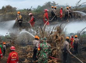Gerak Cepat Cegah Karhutla, Brimob Kalbar Bersama Tim Gabungan Padamkan Titik Api di Sintang