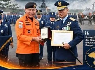 Kado Hari Bakti ke-79 TNI AU, Danlanud Supadio Terima Piagam Penghargaan Basarnas atas Dukungan Operasi SAR Helikopter PK-CFX