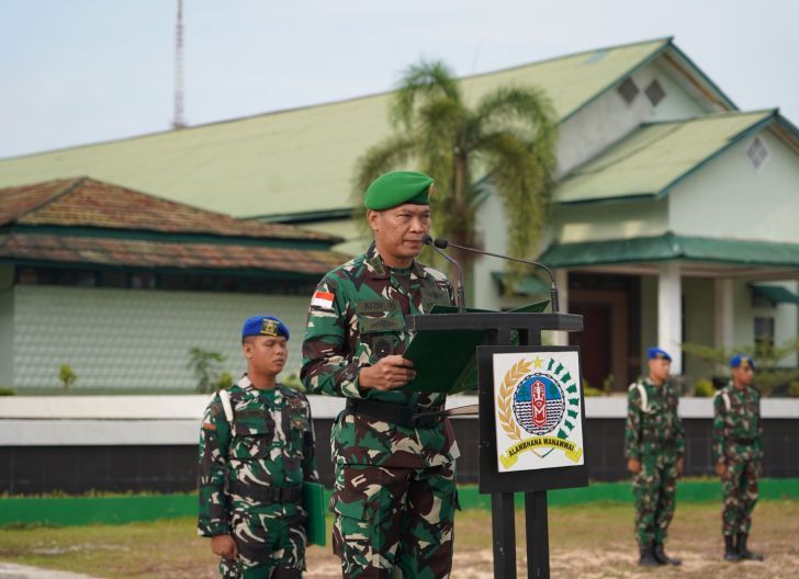 Photo of Disiplin dan Jiwa Korsa Jadi Penekanan, Kasiren Korem 121/Abw Pimpin Upacara Bendera Mingguan