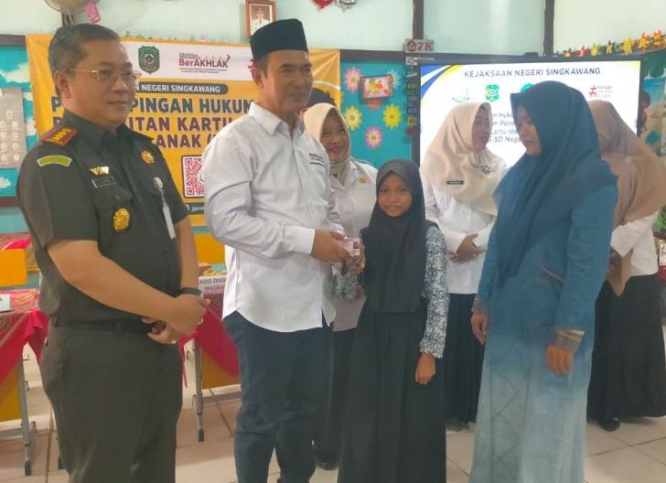 Photo of Kolaborasi Pemkot dan Kajari Singkawang, Serahkan KIA ke Siswa SDN 24