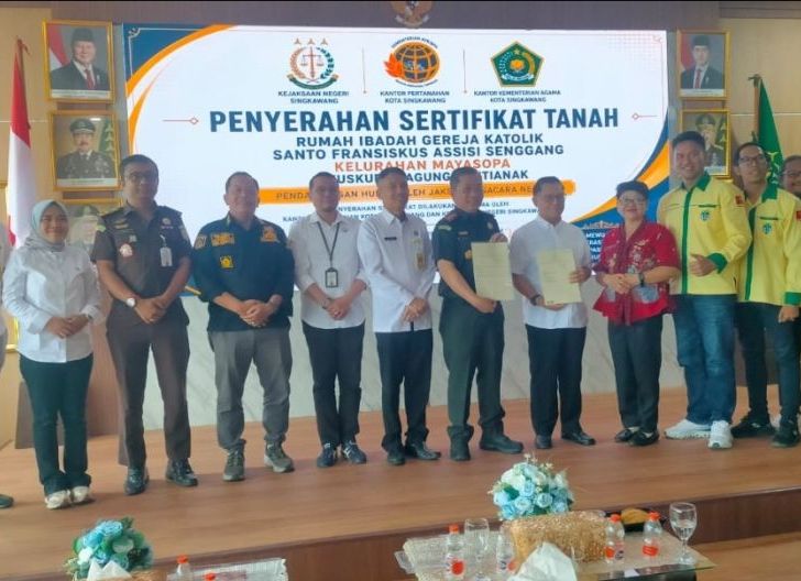 Photo of Kejaksaan Bersama BPN Singkawang Serahkan Sertifikat Rumah Ibadah dan Pemakaman