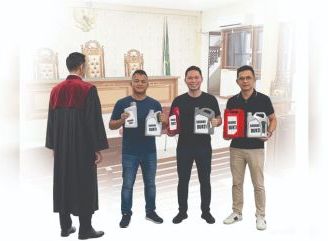 Terungkap BB Oli Palsu Milik Fondri & Wendi, Tiga Bos Pemasok Oli Palsu Hadir di Sidang Edi Chow