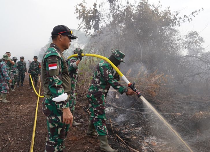 Photo of Tinjau Lokasi Karhutla, Pangdam XII/Tpr Instruksikan Jajaran Percepat Pemadaman dan Imbau Warga Tak Bakar Lahan
