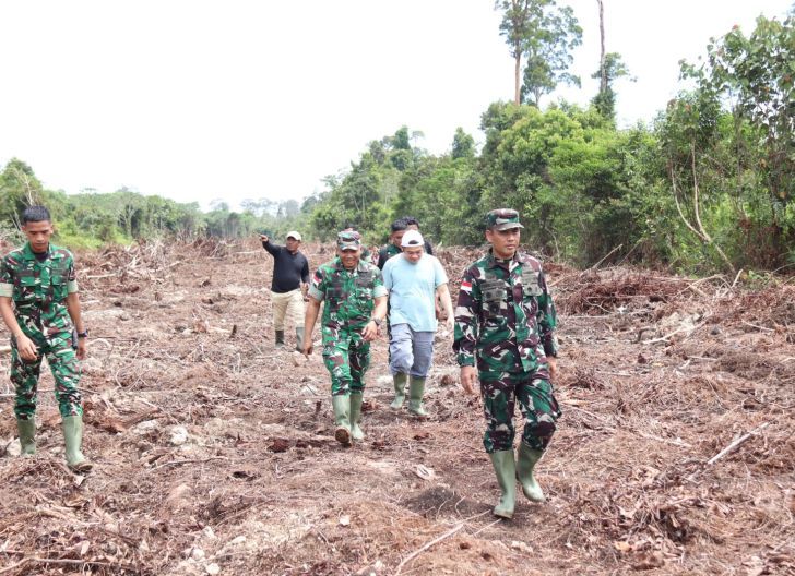 Photo of Didampingi Dandim 1206/Putussibau, Danrem 121/Abw Tinjau Lokasi Persiapan Lahan Produktif Batalyon Infanteri TP 927/UK