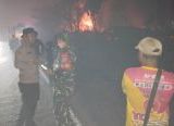 Photo of Api Membakar Lahan Dekat Jalan Trans Kalimantan, Tim Gabungan Tayan Hilir Bergerak Cepat