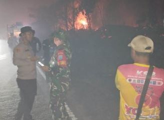 Api Membakar Lahan Dekat Jalan Trans Kalimantan, Tim Gabungan Tayan Hilir Bergerak Cepat